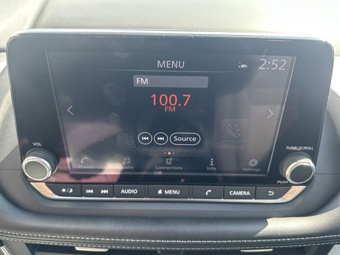 Used 2025 Nissan Rogue SV image 15