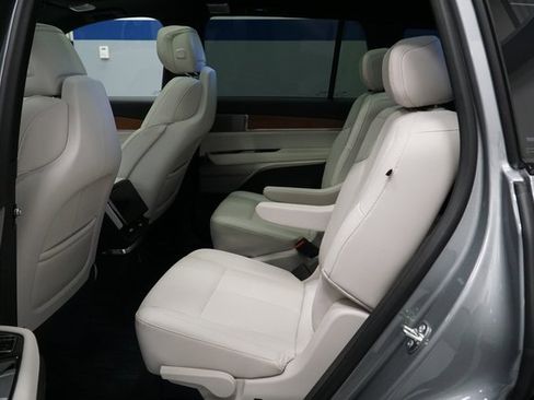 New 2026 Cadillac Vistiq Luxury w/ LPO, Floor Liner Package image 20