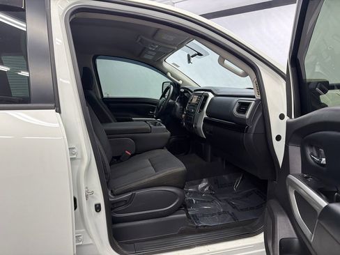 Used 2018 Nissan Titan SV image 16