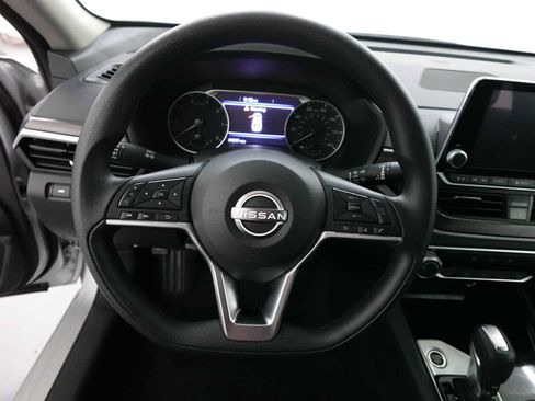 Used 2024 Nissan Altima 2.5 SV image 16