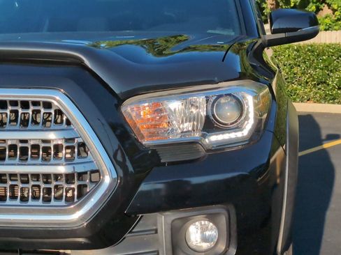 Used 2017 Toyota Tacoma TRD Off-Road w/ Tow Package (A/T) AWD/4WD image 11