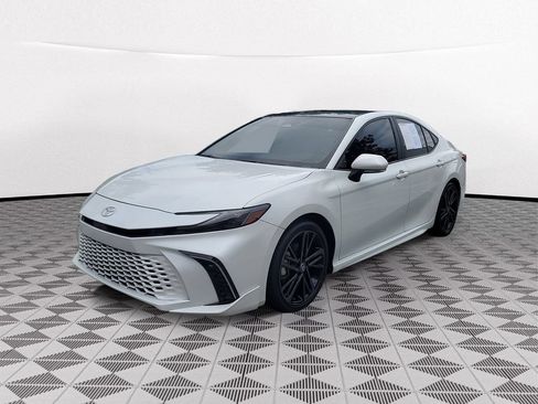 Used 2025 Toyota Camry XSE FWD image 3