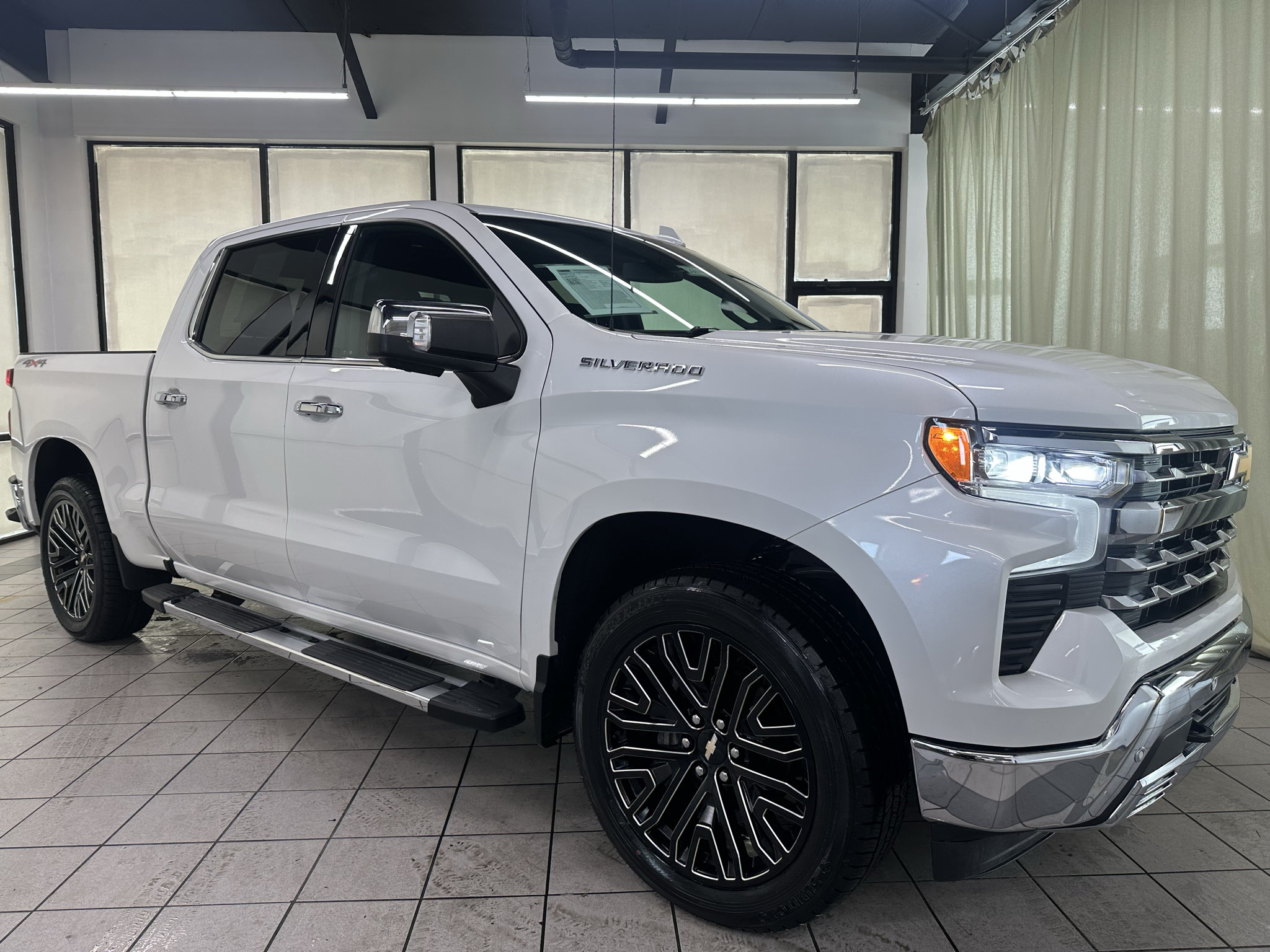 Used 2024 Chevrolet Silverado 1500 LTZ AWD/4WD image 2