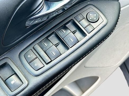 Used 2015 Chrysler Town & Country Touring w/ Driver Convenience Group image 18