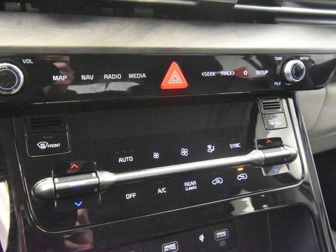 Used 2024 Kia Carnival EX FWD image 21