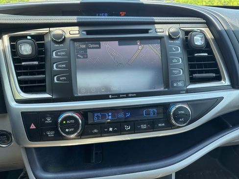 Used 2019 Toyota Highlander XLE image 12