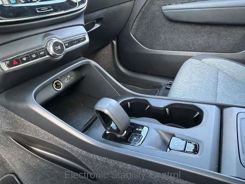 Used 2024 Volvo XC40 B5 Core image 18