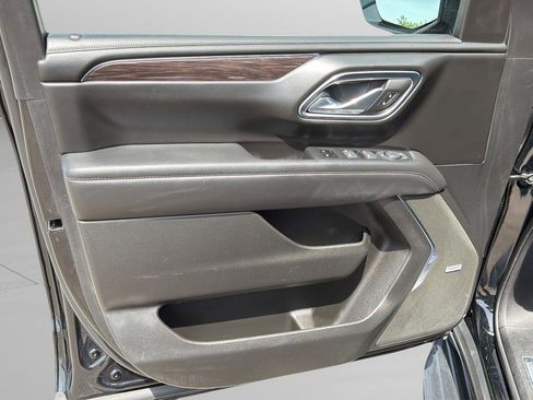 Used 2024 Chevrolet Suburban LT RWD image 18