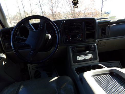 Used 2004 Chevrolet Suburban Z71 w/ Preferred Equipment Group image 5