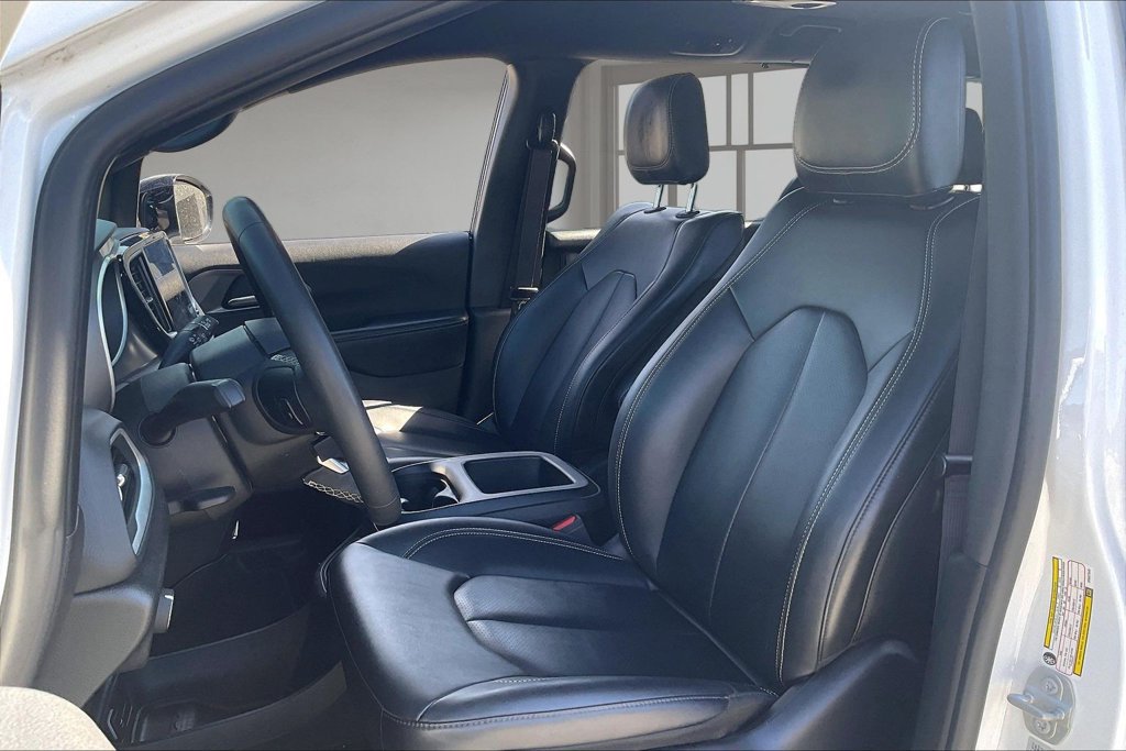 Used 2025 Chrysler Pacifica Select FWD image 20