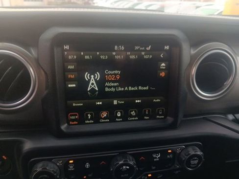 Used 2018 Jeep Wrangler Unlimited Sahara image 16