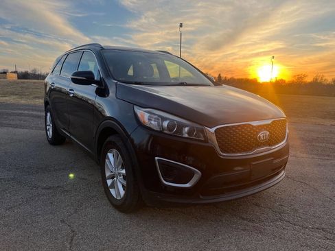 Used 2017 Kia Sorento LX w/ LX Convenience Package image 3