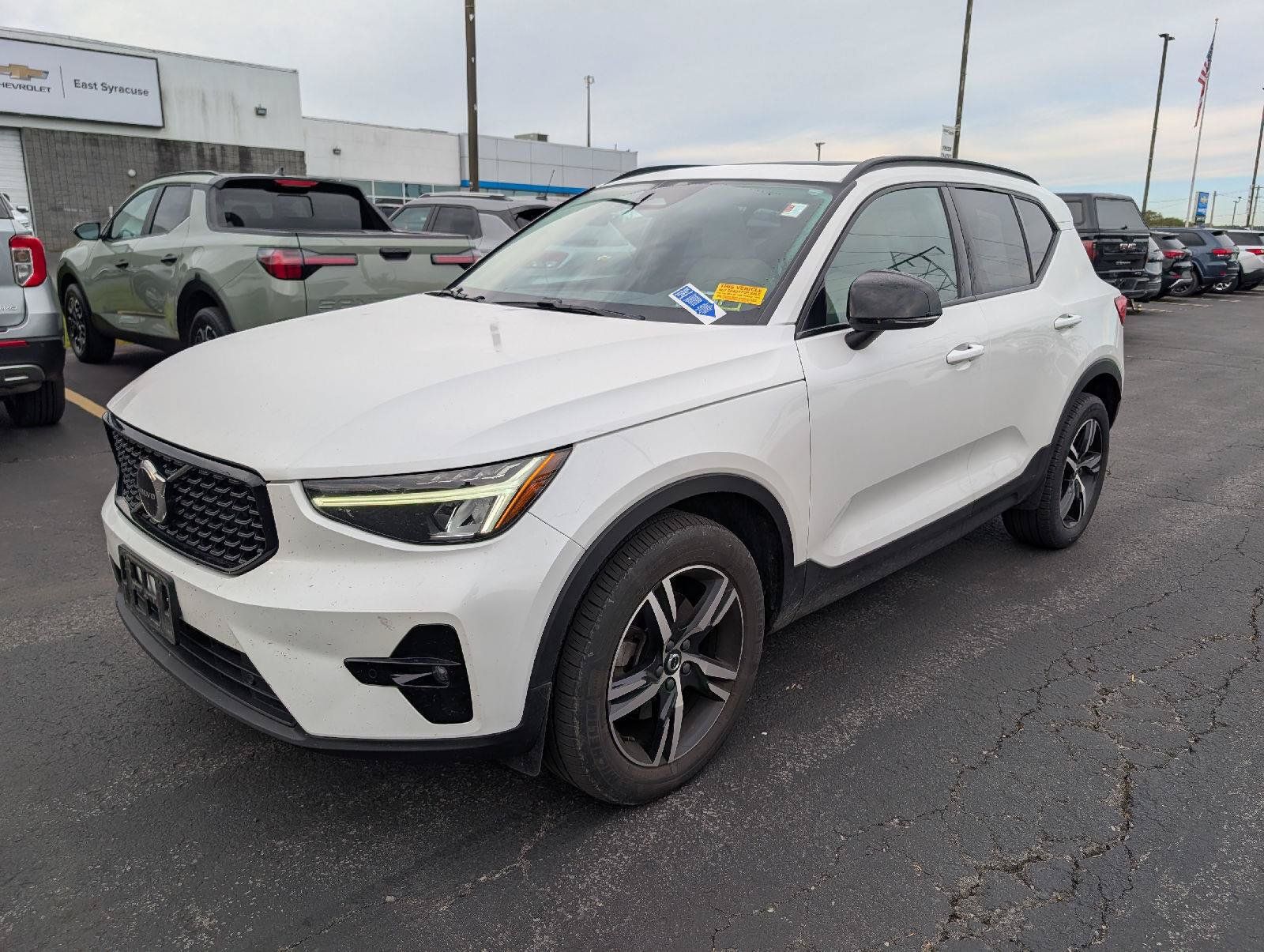 Used 2023 Volvo XC40 B5 Plus w/ Climate Package AWD/4WD image 4