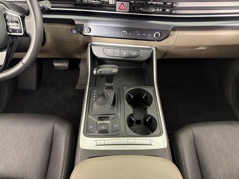 Used 2025 Kia Carnival FWD image 17