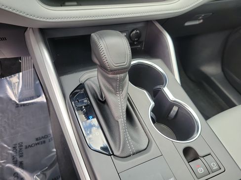 Used 2022 Toyota Highlander XLE FWD image 25