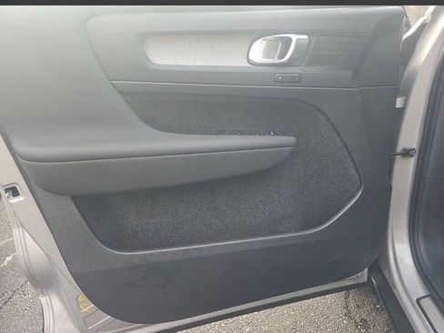 Used 2025 Volvo XC40 B5 Plus image 13