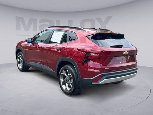 Used 2025 Chevrolet Trax LT w/ Sunroof Package FWD image 3