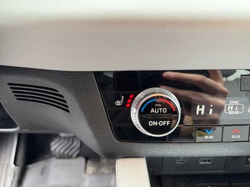 Used 2024 Mitsubishi Outlander SEL image 30