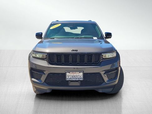 Used 2025 Jeep Grand Cherokee Altitude w/ Trailer Tow Package AWD/4WD image 2