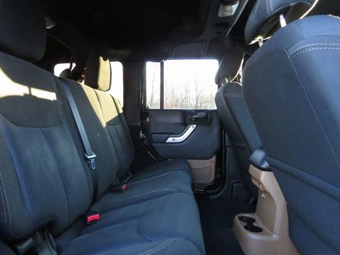 Used 2016 Jeep Wrangler Unlimited Sahara w/ Connectivity Group image 16