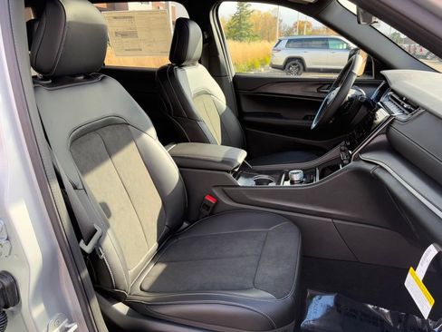 New 2025 Jeep Grand Cherokee L Altitude image 14