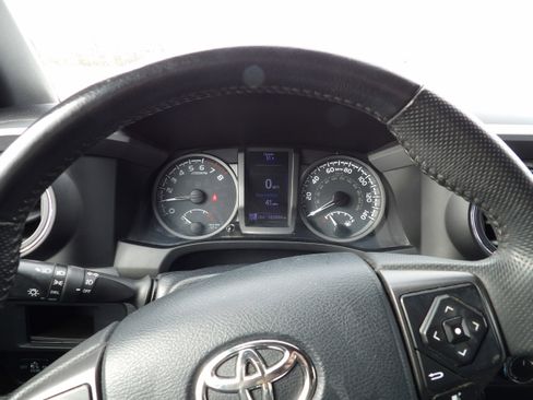 Used 2017 Toyota Tacoma TRD Sport w/ Tow Package image 13