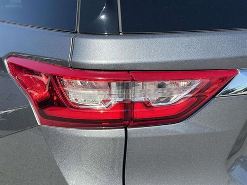 Used 2020 Chevrolet Traverse LT w/ LT Premium Package image 9