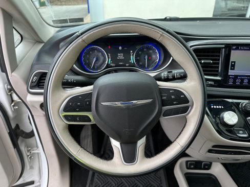 Used 2018 Chrysler Pacifica Limited image 39