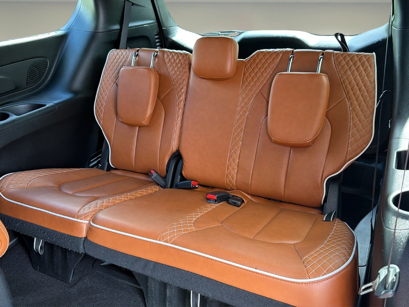Used 2024 Chrysler Pacifica Pinnacle FWD image 12