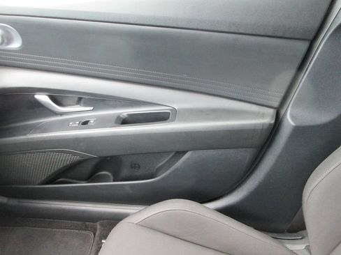 Used 2022 Hyundai Elantra SEL FWD image 31