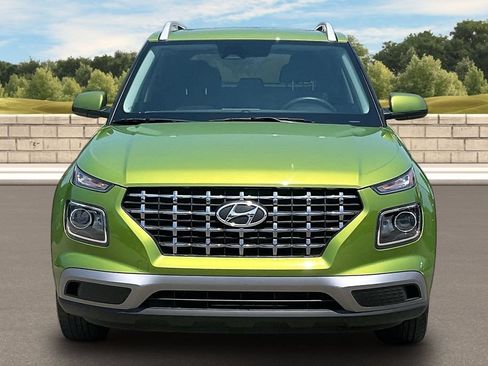 Used 2023 Hyundai Venue SEL FWD image 3