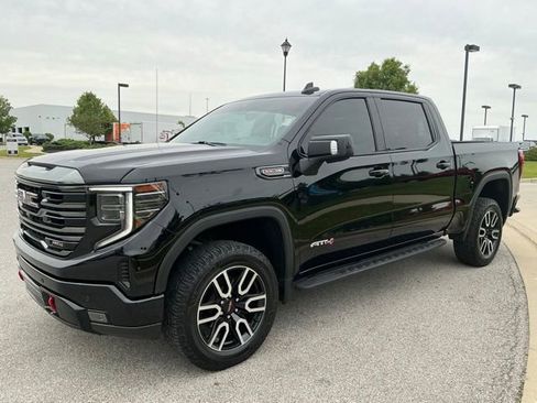 Used 2022 GMC Sierra 1500 AT4 w/ AT4 Premium Package AWD/4WD image 3