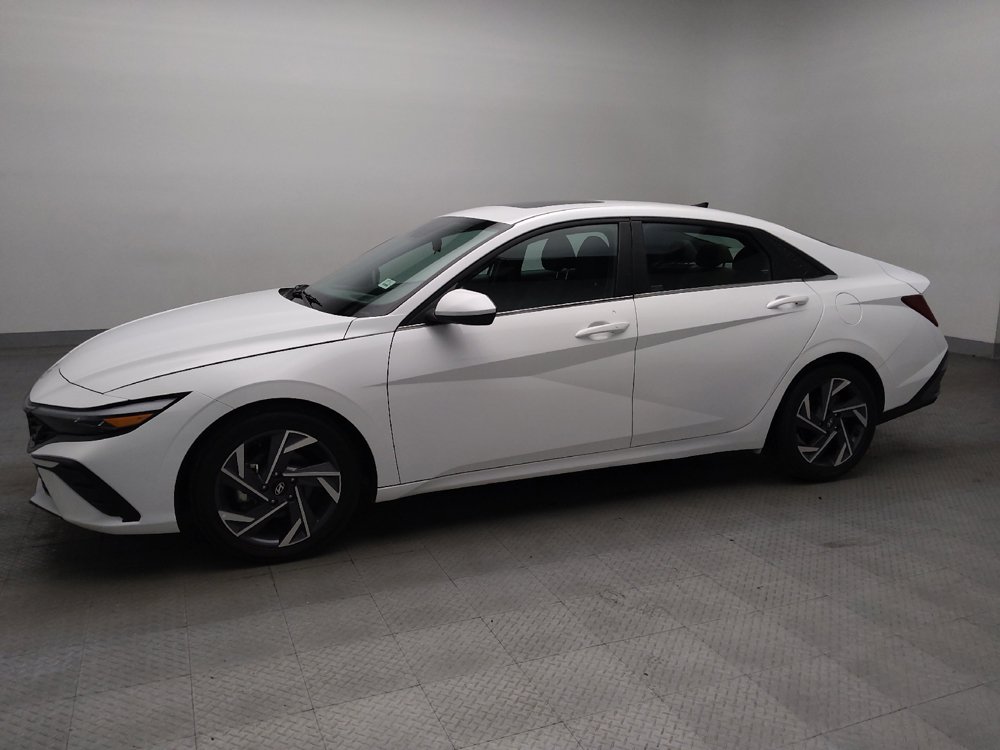 Used 2025 Hyundai Elantra SEL FWD image 2
