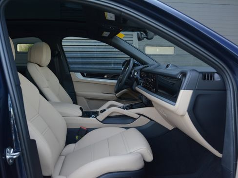 Certified 2025 Porsche Cayenne E-Hybrid Coupe AWD/4WD image 17