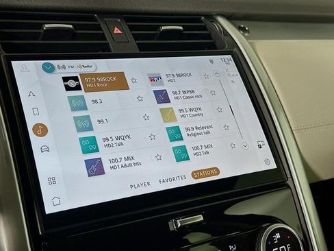 Used 2025 Land Rover Discovery Dynamic SE image 15