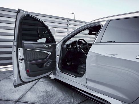 Used 2021 Audi RS 6 w/ Executive Package AWD/4WD image 34