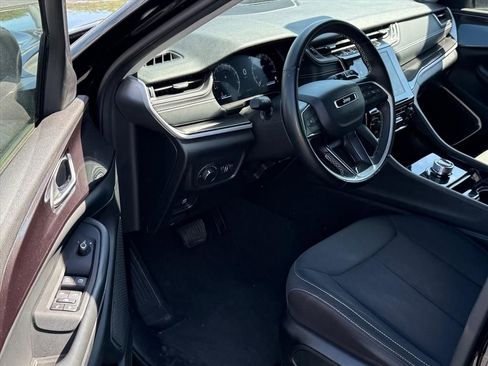 Used 2022 Jeep Grand Cherokee Laredo w/ Luxury Tech Group I RWD image 10