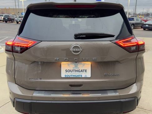 Used 2024 Nissan Rogue SV image 4