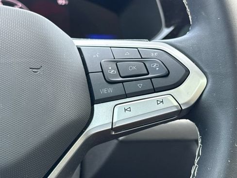 Used 2024 Volkswagen Taos SE w/ Panoramic Sunroof Package FWD image 23
