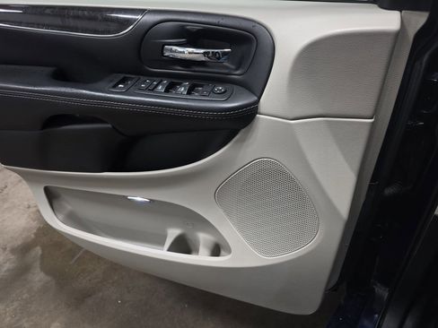 Used 2015 Chrysler Town & Country Touring-L w/ Driver Convenience Group image 28