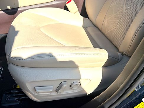 Used 2021 Toyota Highlander Platinum FWD image 7