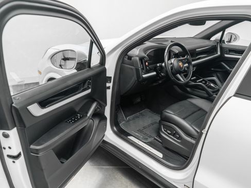 Used 2024 Porsche Cayenne AWD/4WD image 23