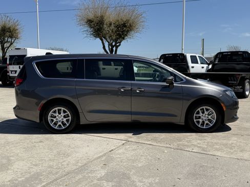 Used 2023 Chrysler Voyager LX image 3
