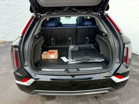 New 2026 Cadillac Optiq Luxury 2 image 37