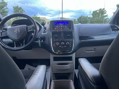 Used 2017 Dodge Grand Caravan SE FWD image 19