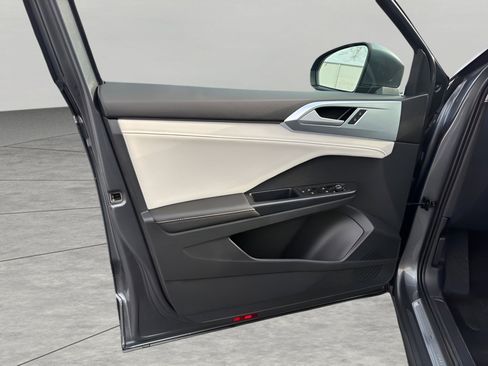 Used 2025 Volkswagen Taos SE image 26