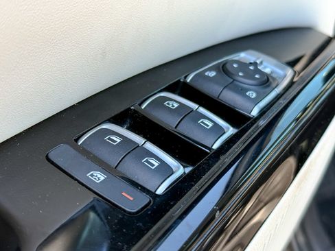 Used 2024 Kia Carnival EX FWD image 17