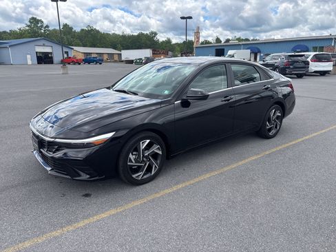 Used 2025 Hyundai Elantra SEL FWD image 2