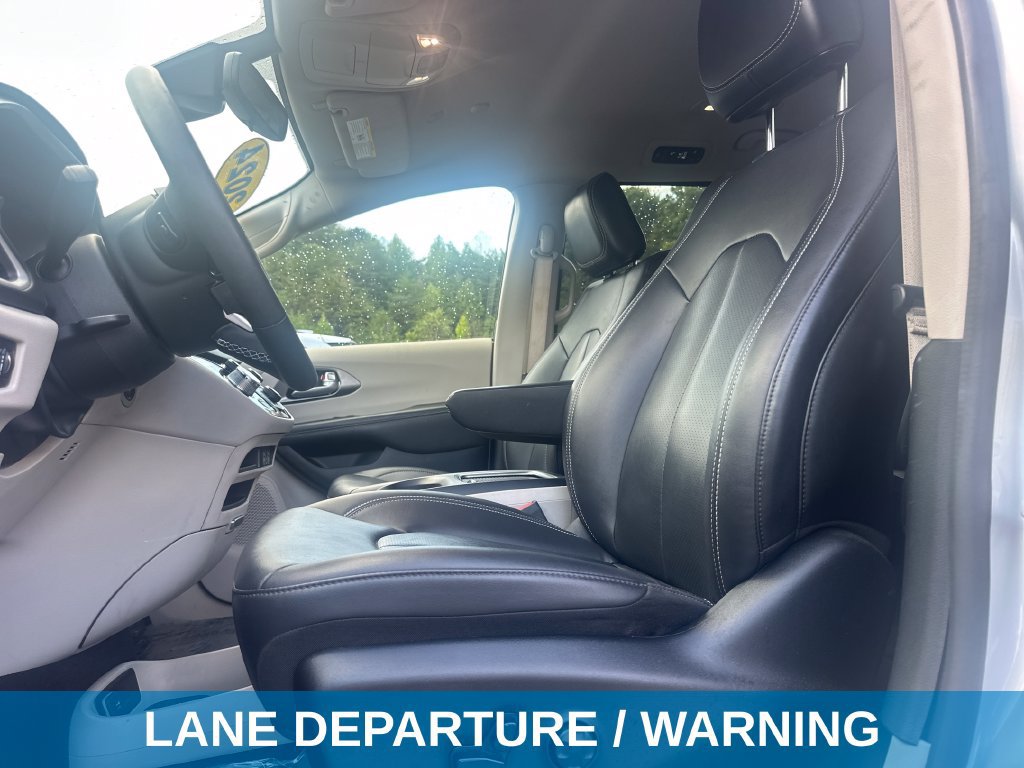Used 2024 Chrysler Pacifica Touring-L FWD image 13