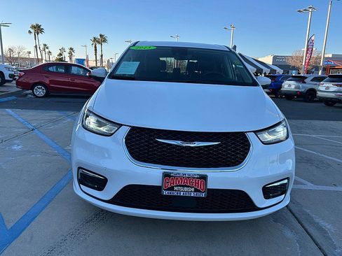 Used 2023 Chrysler Pacifica Touring-L image 2